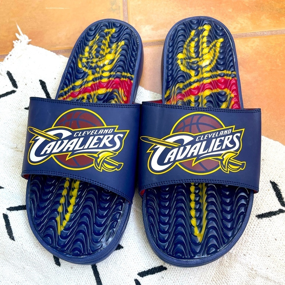 NWOB ISlide x NBA Cleveland  Cavaliers Gel Slide Basketball Logo in Navy size 13